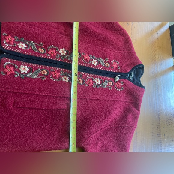 Icelandic Embroidered Jacket - Picture 11 of 12